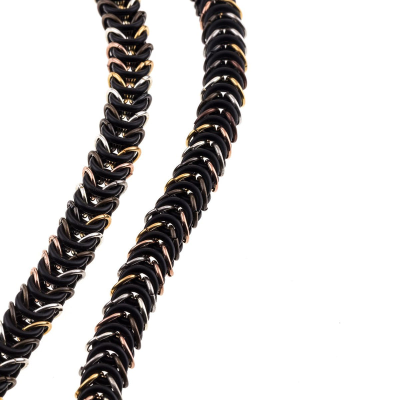 Detalle de collar grade tipo masai con eslabones negros  y dorados