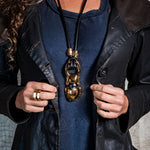 Mujer con collar escarabajo egipcio combinado con chaqueta de cuero