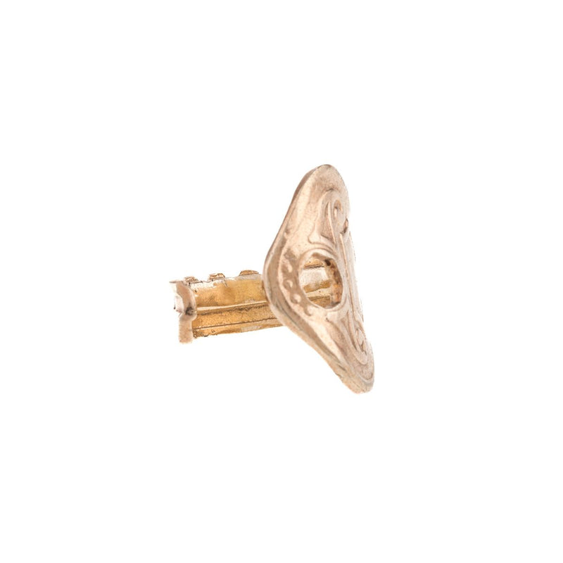 Anillo con forma de llave de puerta color dorado